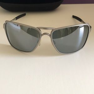 NWOT Oakley men’s sunglasses